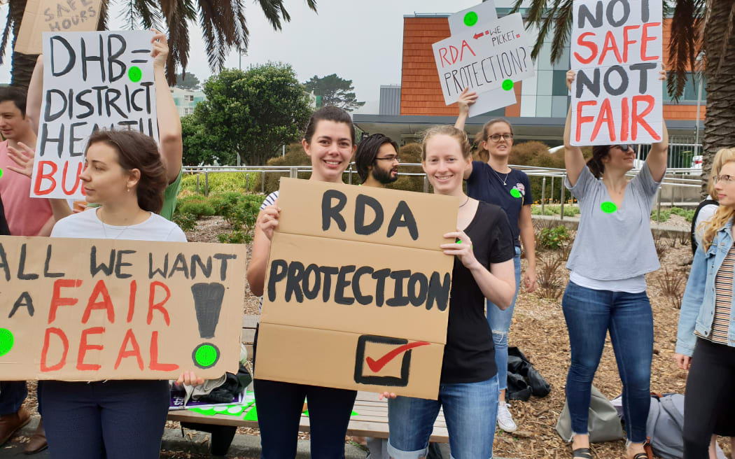 A médica do pronto-socorro Tessa Lumsden (à direita) e a médica do Hutt Hospital, Hannah Thompson, do lado de fora do Wellington Regional Hospital em 29 de janeiro.