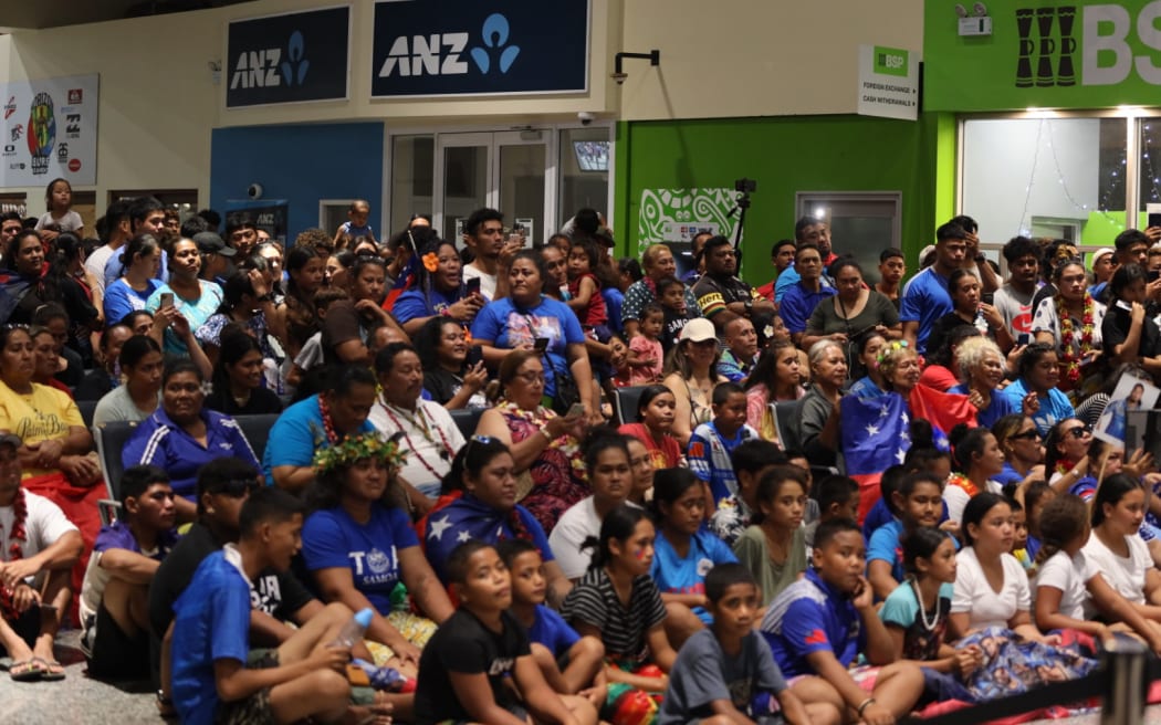 Hundreds turn out at Faleolo international airport to welcome Toa Samoa
