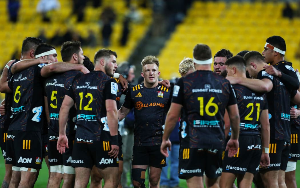 Damian McKenzie & dejected Chiefs team.