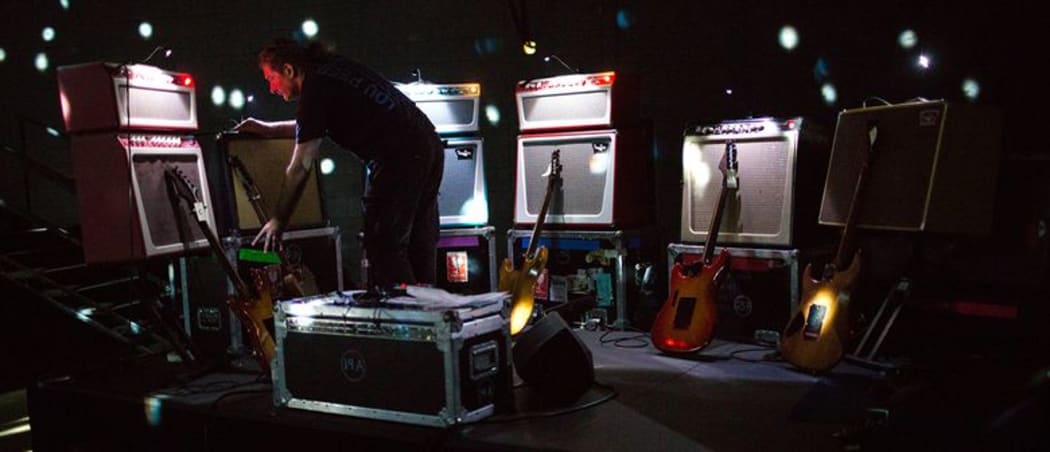 Stewart Hurwood performs Lou Reed Drones