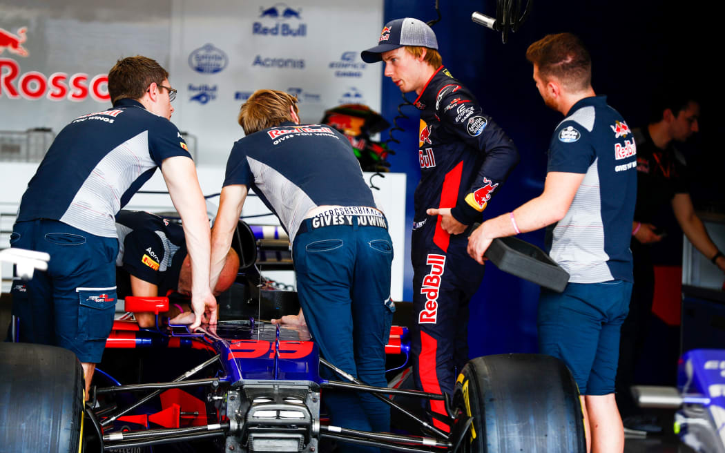 Brendon Hartley discusses his car's set-up with the Toro Rosso crew.