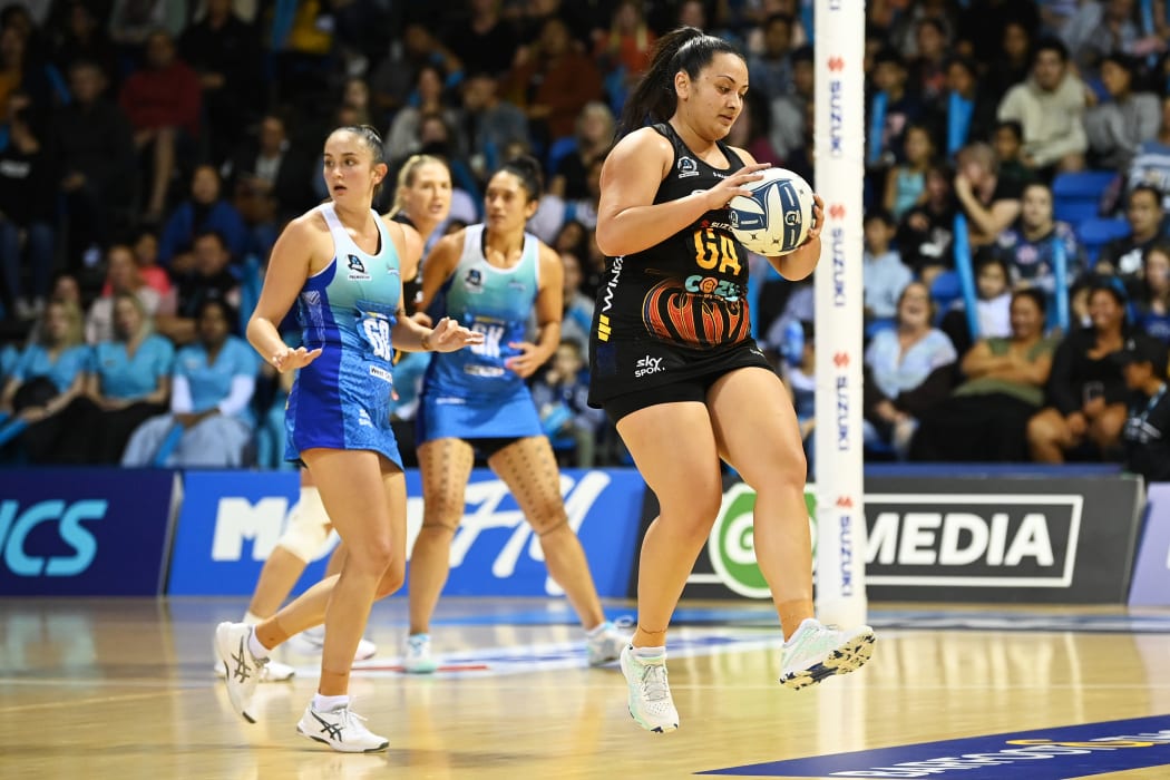 Chiara Semple playing for the Waikato Bay of Plenty Magic.