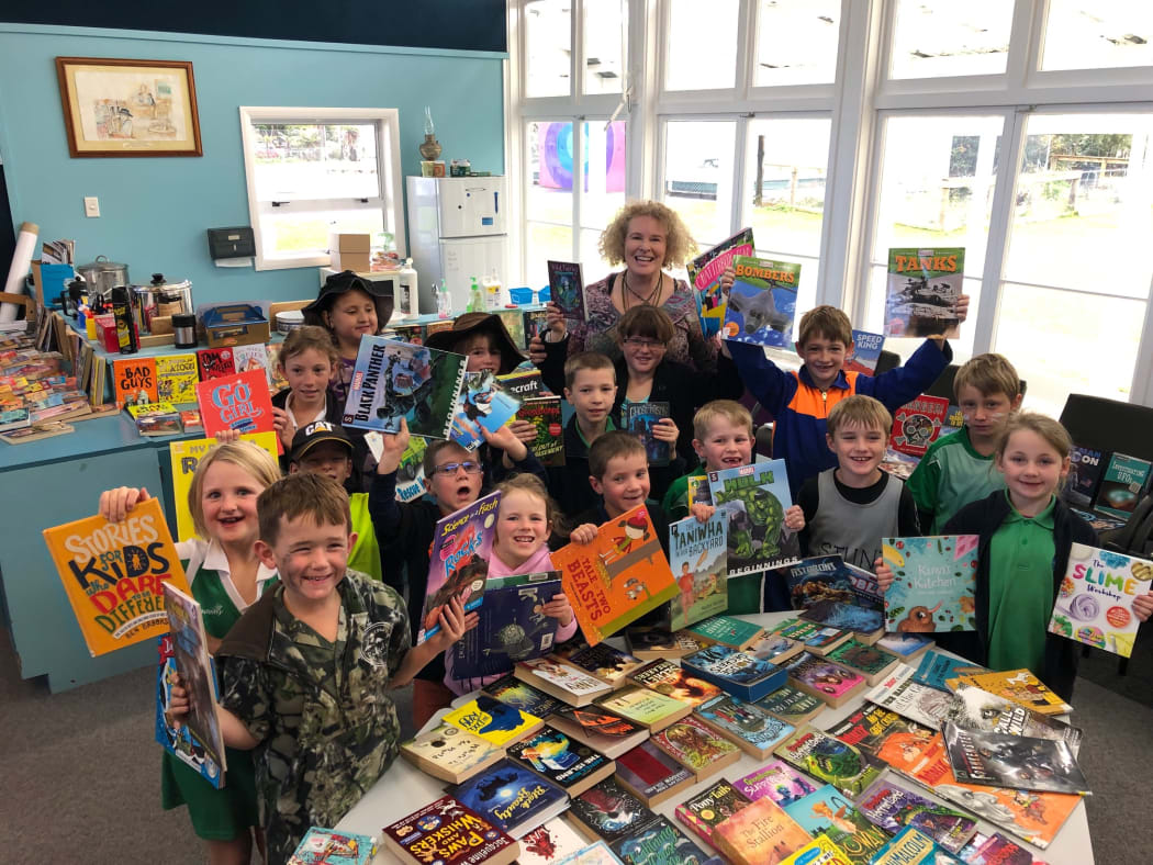 Ruapehu district librarian Fiona Thomas with the junior class at Owhango Schoo.