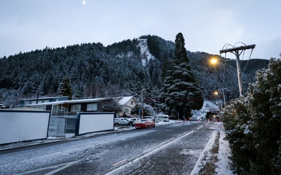 South Island residents are waking up to a white blanket of snow as a cold blast works its way up the country.
