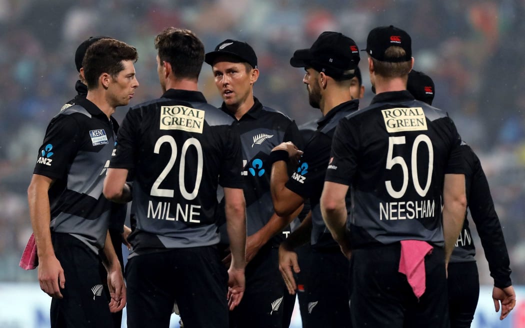 New Zealand players gather while playing India 2021.