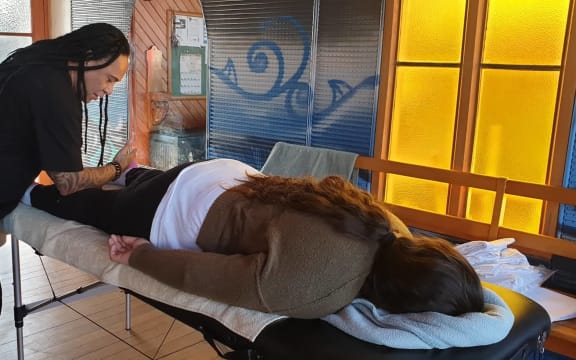 Ruatau Perez heals through traditional Māori massage.