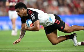 Leicester Fainga'anuku of the Crusaders scores a try