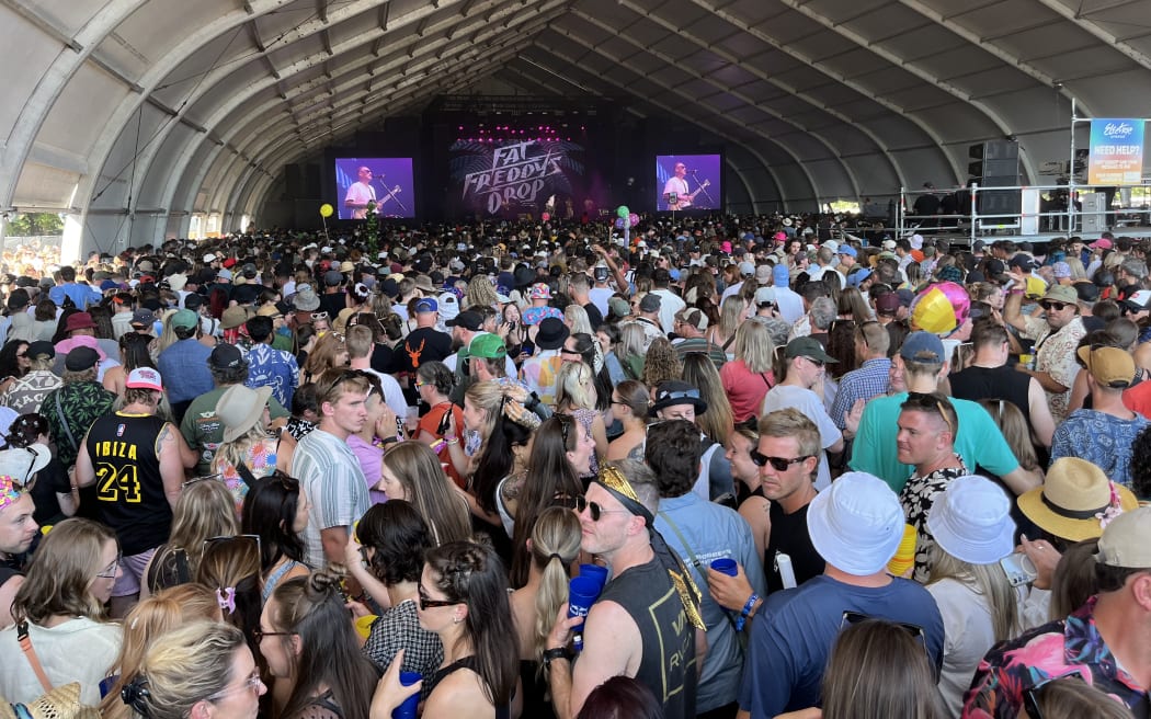 O "estágio do hangar" Na Electric Avenue, foi preso para a queda de Fat Freddy