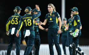 Annabel Sutherland of Australia celebrates with team mates