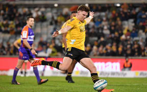 Hurricanes Jordie Barrett kicks a penalty goal during the Super Rugby Pacific Quarter-Final match between the ACT Brumbies and the Wellington Hurricanes at GIO Stadium in Canberra, 4 June 2022.