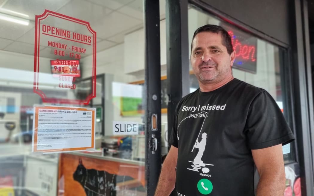 Louw Robeertze of the Central Butchery & Slaghuis didn't bother getting a engineer's assessment done. He says customers laugh at the notices because they are in every shop window.