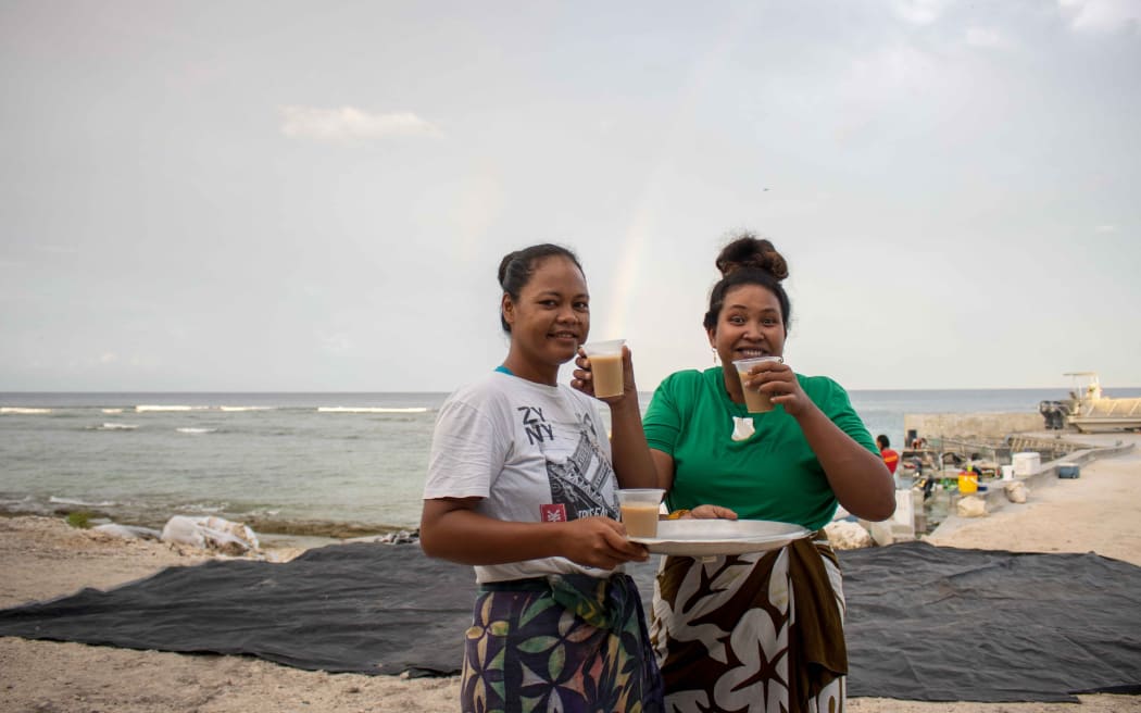 Helina Falaniko and Pule Isaia passing out tea.