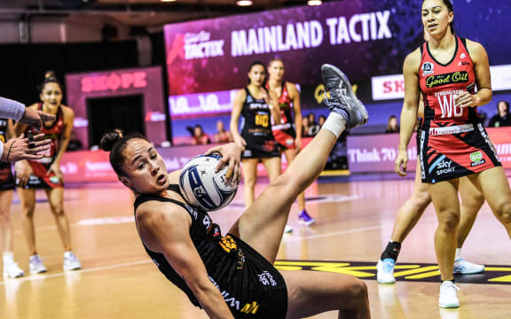 Whitney Souness of the Magic takes a tumble playing against the Tactix..
www.photosport.nz