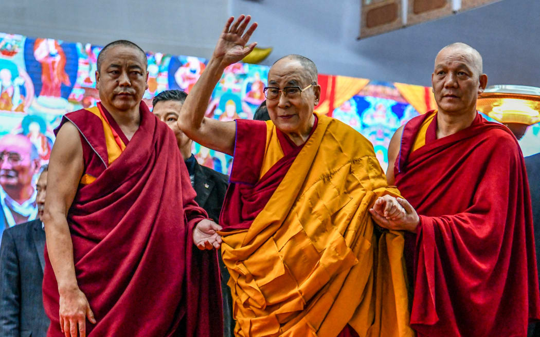 Tibetan spiritual leader the Dalai Lama (C) waves to the crowd during the third day of a series of teachings in Bodhgaya on January 4, 2020. (Photo by AFP)
