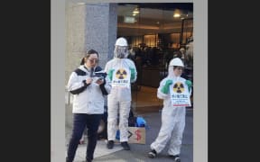 高圆（左一）在近期反对日本核电站污水排放的环保活动上。
