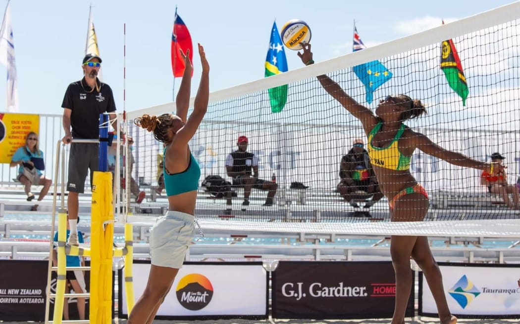 Sherysyn Toko at the net against Solomon Islands.