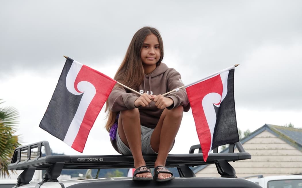 Tahlia, 10, made sure she had the best viewl, as people lined the streets as Te Hīkoi mō te Tiriti draws closer to Kawakawa, on its first day, 11 November, 2024.