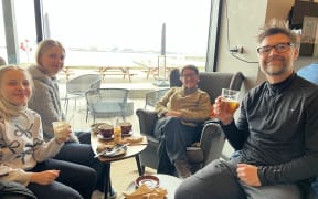 Shaun Gamble in at the Café Costa Kalundborg with his family Ronja, Selma and Mia (left to right).