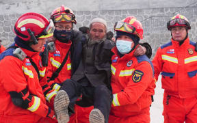 (231219) -- LINXIA, Dec. 19, 2023 (Xinhua) -- Rescuers transfer an injured person at Dahe Village of Jishishan Bao'an, Dongxiang, Salar Autonomous County in Linxia Hui Autonomous Prefecture, northwest China's Gansu Province, Dec. 19, 2023. The 6.2-magnitude earthquake that jolted an ethnic county in northwest China's Gansu Province at midnight Monday has killed 105 people in the province, according to a local press conference held on Tuesday morning. (Xinhua/Ma Xiping) (Photo by Ma Xiping / XINHUA / Xinhua via AFP)