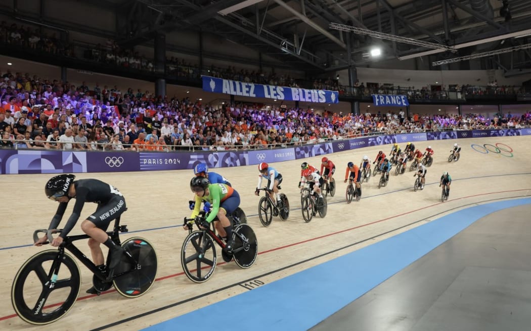 New Zealand's Ally Wollaston (L) leads riders as they compete in the women's track cycling omnium tempo race of the Paris 2024 Olympic Games at the Saint-Quentin-en-Yvelines National Velodrome in Montigny-le-Bretonneux, south-west of Paris, on August 11, 2024. (Photo by Emmanuel DUNAND / AFP)