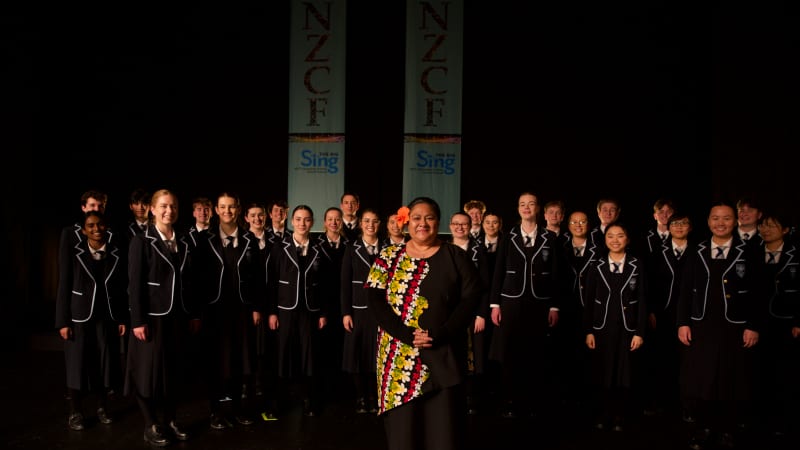 In Tinā, Mareta leads her choir to perform at the Big Sing competition.