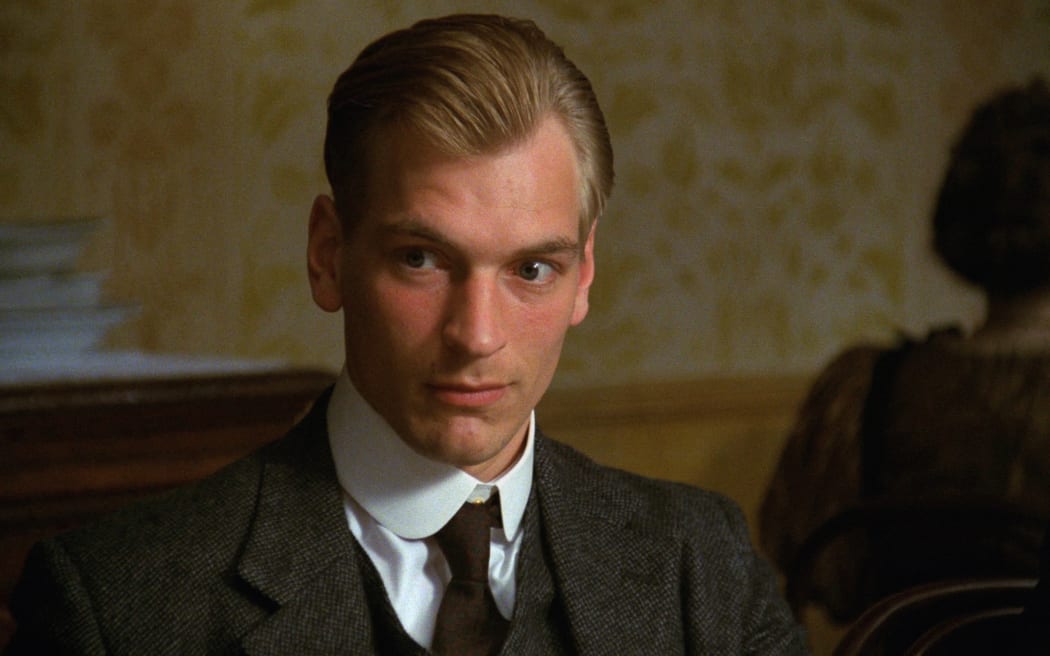 CHAMBRE AVEC VUE
A ROOM WITH A VIEW
1986
de James Ivory
Julian Sands.
1900's
d'apres le roman de E.M. Forster
based on the novel by E.M. Forster
Collection CHRISTOPHEL / NZ © Goldcrest Films International - Merchant-Ivory Productions (Photo by Goldcrest Films International - / Collection Christophel / Collection ChristopheL via AFP)