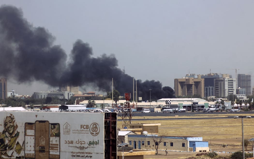 Heavy smoke billows above buildings in the vicinity of the Khartoum's airport on April 15, 2023, amid clashes in the Sudanese capital. - Explosions rocked the Sudanese capital on April 15 as paramilitaries and the regular army traded attacks on each other's bases, days after the army warned the country was at a "dangerous" turning point. (Photo by AFP)