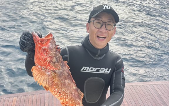Ming Guan, a Chinese fishing enthusiast from Auckland, urges people to follow New Zealand’s fishing rules and to always prioritize water safety.