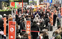 Queues at Auckland’s JetStar counter amid flight cancellations on 26 June 2026. Credit: RNZ / Jeremy Rees