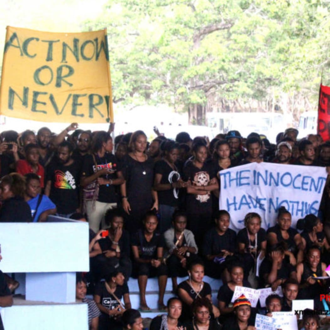 UPNG students gathered in their thousands to demand that the prime minister Peter O'Neill stand aside to face questioning over a fraud case.