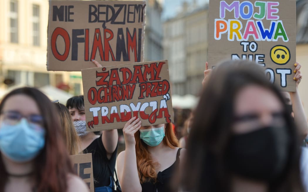 Activists and members of the Polish opposition parties gathered on Friday afternoon at Krakow's Main Market Square to voice their opposition to the government's plan to withdraw Poland from the 2011 Council of Europe's Istanbul Convention on combating domestic violence.