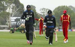 Players leave the field for rain at Lincoln