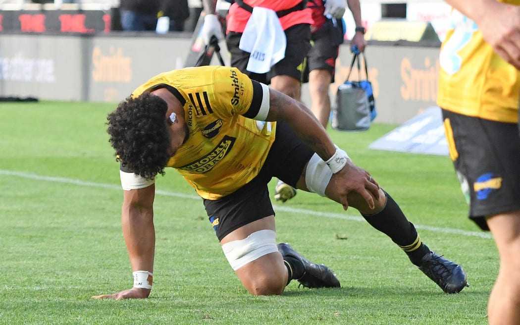 Hurricanes Ardie Savea holds his knee.