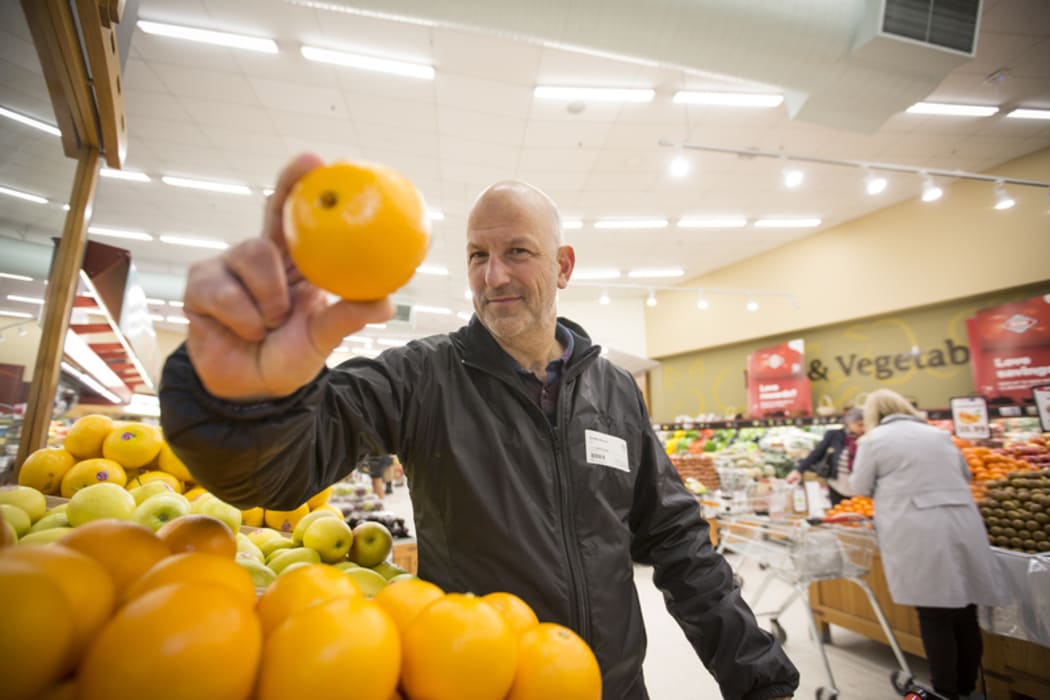 Alison Ballance and Simon Morton discover which fruits and vegetable have the most vitamin c. Science of vitamin c