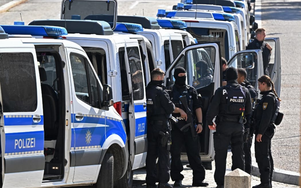 05 September 2024, Bavaria, Munich: Police officers are on duty in Munich. Police have shot down a suspicious person in Munich city center during a major operation near the Israeli Consulate General. Photo: Peter Kneffel/dpa (Photo by PETER KNEFFEL / DPA / dpa Picture-Alliance via AFP)