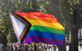 France, Nantes, 2023-06-10. A man waves a rainbow-colored flag in the middle of the crowd. Around 15,000 people march through the streets of Nantes for Pride 2023. The slogan of this year s Marche des fiertes was Ignorance and prejudice lead to hatred and violence, with the aim of combating transphobia and raising the profile of LGBTQUIA+ people. Photography by Jeremie Lusseau / Hans Lucas.
France, Nantes, 2023-06-10. Un homme brandit un drapeau aux couleurs de l arc en ciel au milieu de la foule. Environ 15000 personnes defilent dans les rues de Nantes a l occasion de la Pride 2023. Cette edition de la Marche des fiertes avait pour slogan « Ignorance et prejuges entrainent haine et violence » et pour objectif de lutter contre la transphobie et de visibiliser les personnes LGBTQUIA+ Photographie de Jeremie Lusseau / Hans Lucas. (Photo by Jeremie Lusseau / Hans Lucas / Hans Lucas via AFP)