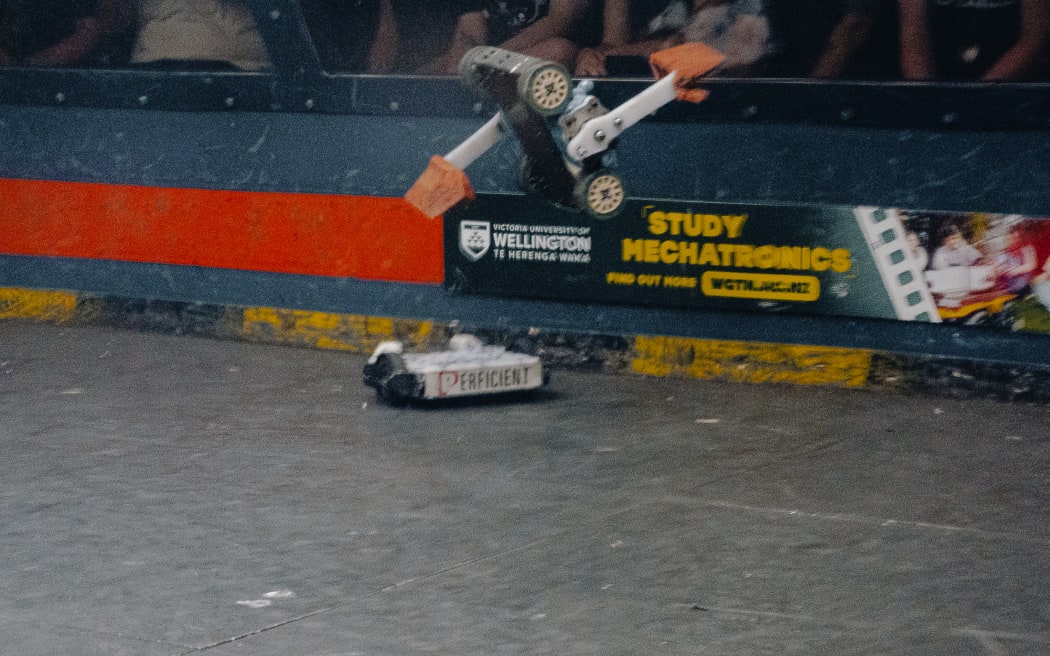 Robot Rampage: Enthusiasts watch epic final fight in Auckland | RNZ News
