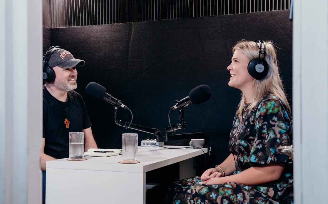 Frank Ritchie interviewing journalist Lisette Reymer