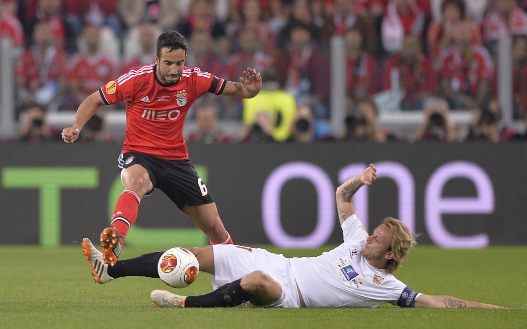 Ruben Amorim (L) in action for Benfica in a match in 2014.
