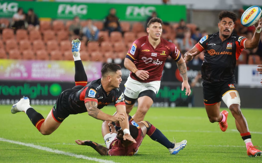 Quinn Tupaea and Chiefs Emoni Nawara combine for the Chiefs.