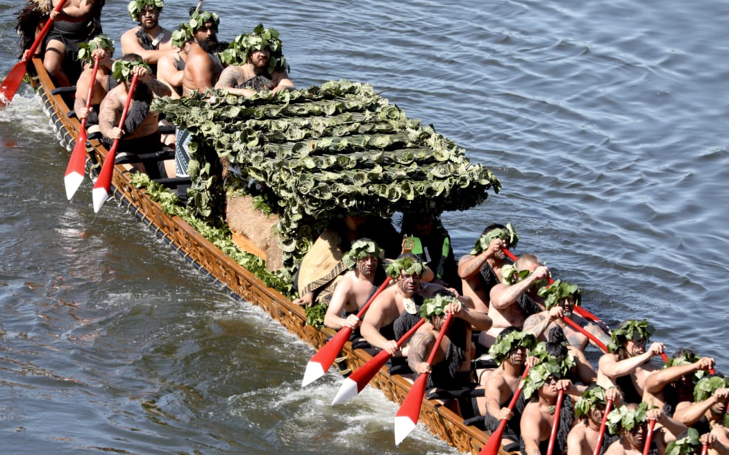 Kiingi Tuheitia's body being transported up the Waikato river