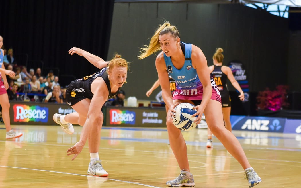 Magic's Samantha Sinclair & Steel's Gina Crampton during the ANZ Premiership netball match.