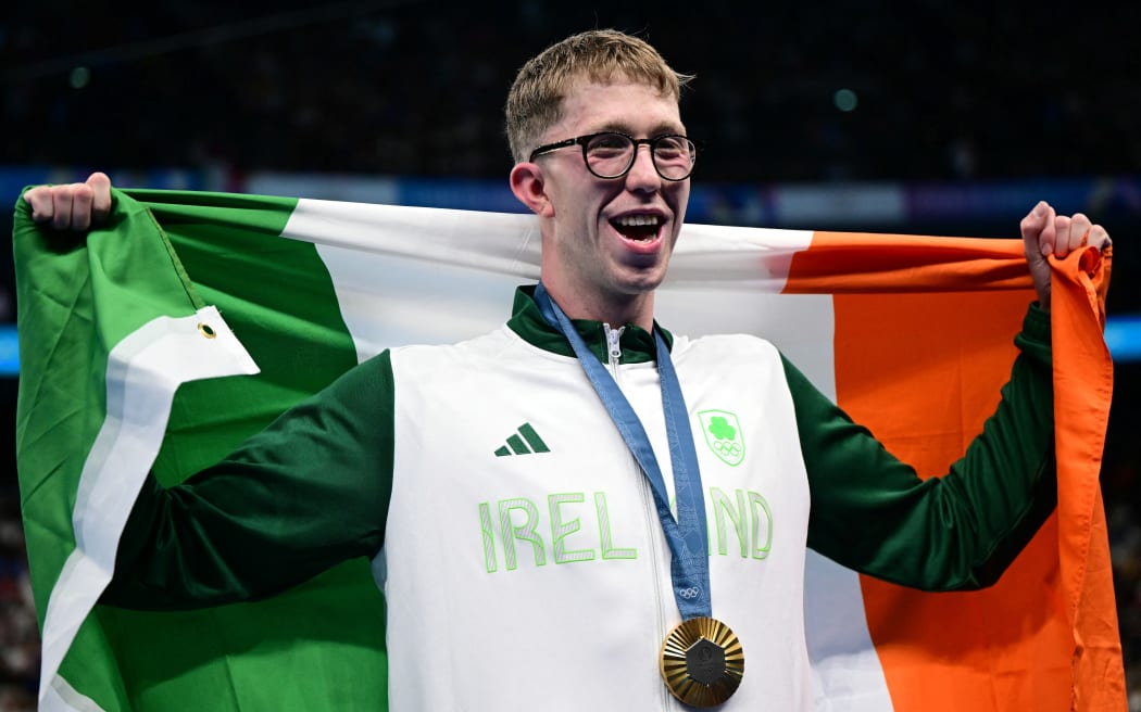 Gold medallist  Ireland's Daniel Wiffen poses with his medal follwoing the men's 800m freestyle swimming event during the Paris 2024 Olympic Games at the Paris La Defense Arena in Nanterre, west of Paris, on July 30, 2024. (Photo by François-Xavier MARIT / AFP)