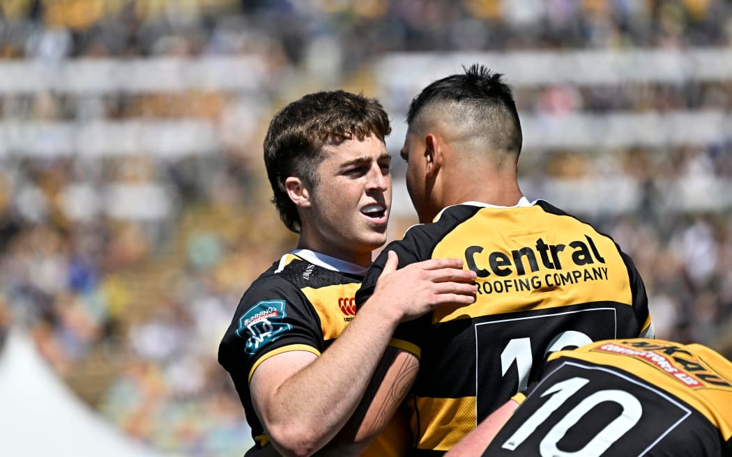 Taranaki celebrate Rona's try.