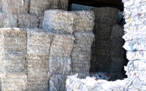 Bale of compressed paper for recycling