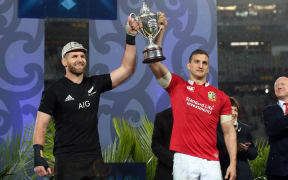 Kieran Read and Sam Warburton (R) hold up the trophy after the drawn test series.