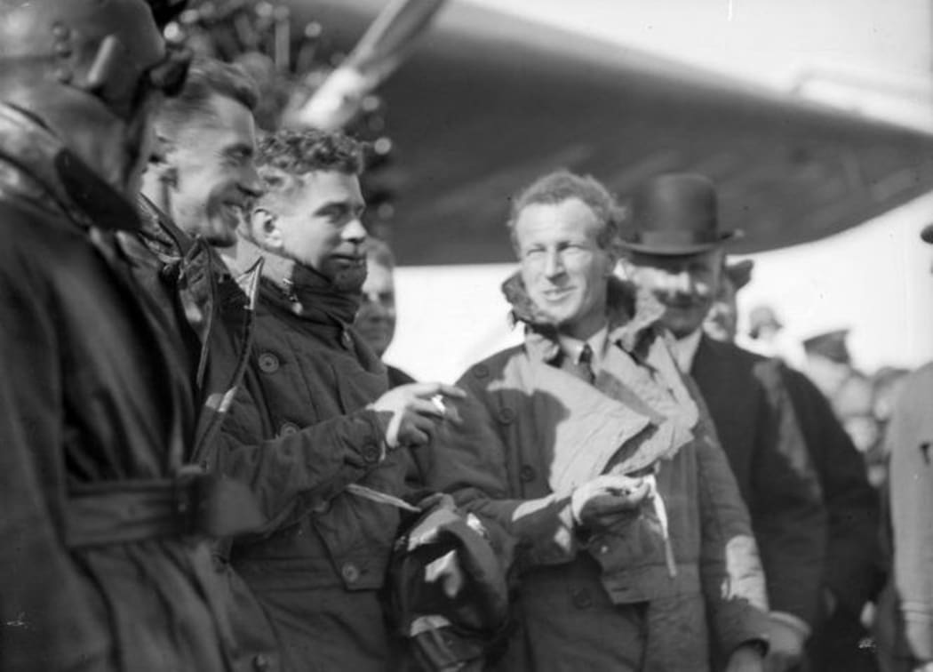 Charles Kingsford-Smith (centre) and the crew of the “Southern Cross” at Wigram, 1928.