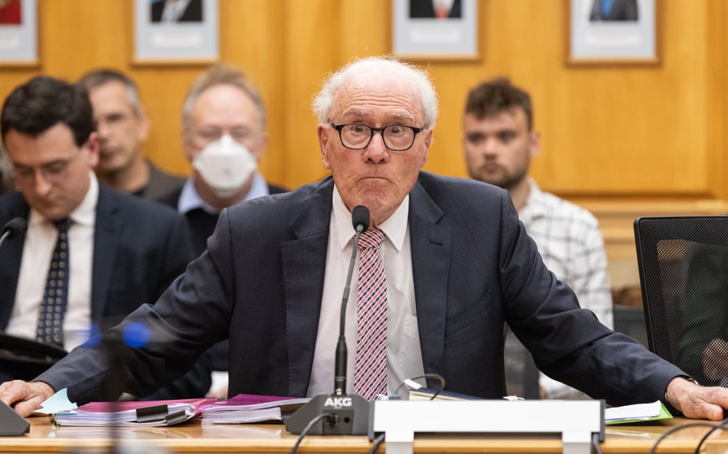 Sir Geoffrey Palmer gives evidence to the Parliament Bill Select Committee.