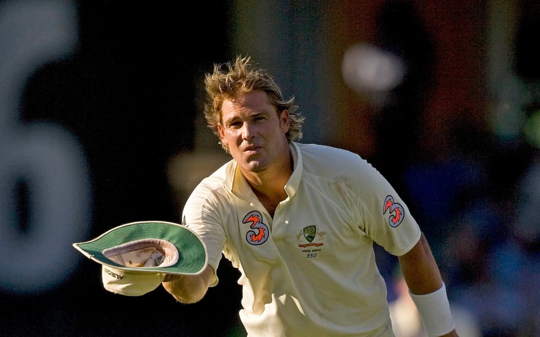 Australian leg-spinner Shane Warne takes his hat off and bows to the crowd after dismissing Flintoff on day three of the 5th Ashes test match between Australia and England at the Sydney Cricket Ground, Sydney, Australia on 4 January, 2007.