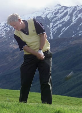 US President Bill Clinton tees off on the eighth hole at Millbrook Resort in Queenstown, New Zealand, a day after attending the two day Asia Pacific Economic Cooperation (APEC) 14 September, 1999.